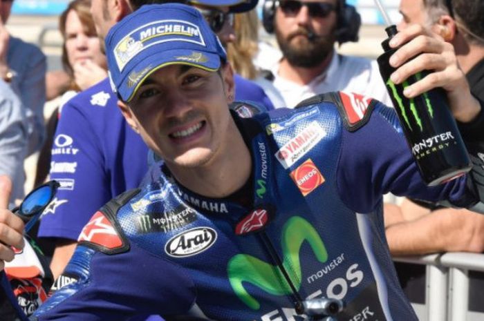 Ekspresi Maverick Vinales setelah menjadi yang tercepat di sesi kualifikasi dan meraih pole position di seri MotoGP Aragon, Sabtu (23/9/2017).