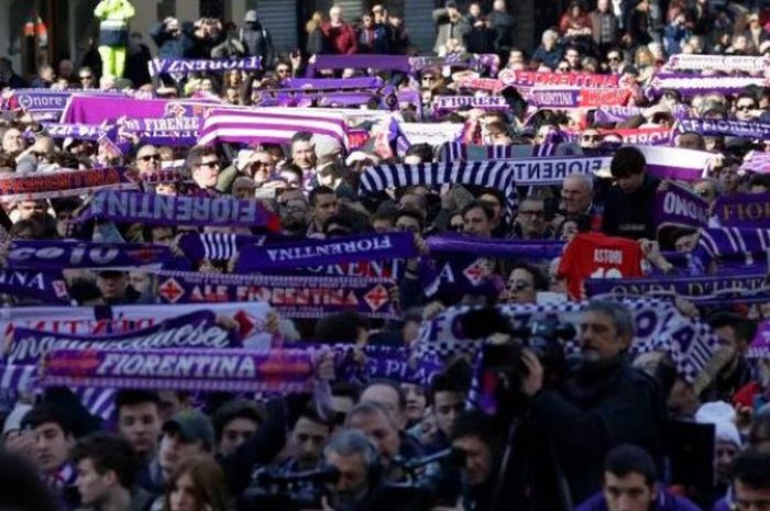 Fans Fiorentina tampak membentangkan syal di pemakaman sang kapten, Davide Astori, di Florence, Italia, Kamis (8/3/2017).