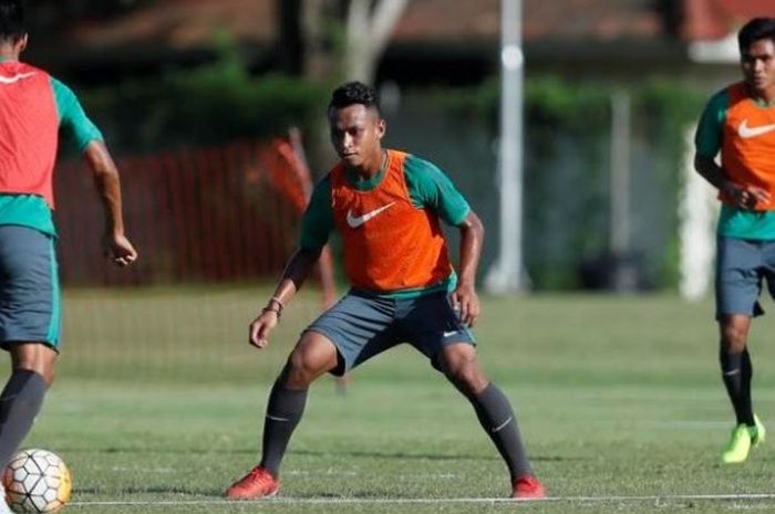 Bek Osvaldo Haay (tengah) dalam sesi latihan timnas U-22 Indonesia di lapangan Sekolah Pelita Harapan, Karawaci, Tangerang pada 8 Maret 2017. 