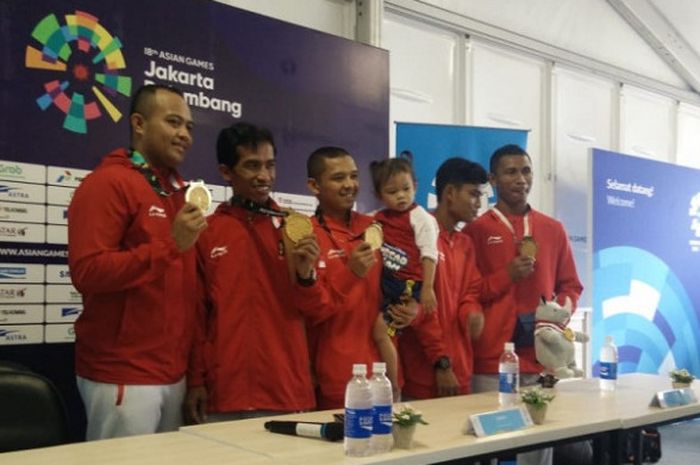 Tim sepak takraw putra Indonesia berpose setelah memastikan meraih medali emas dari nomor kuadran pada Asian Games 2018 di Ranau Hall, Jakabaring Sport City, Palembang, Sabtu (1/9/2018).
