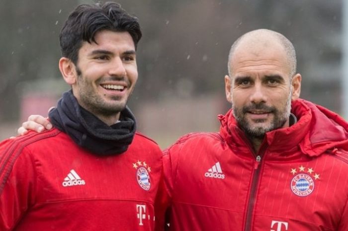 Bek Bayern Muenchen, Serdar Tasci (kiri), bersama pelatih Josep Guardiola dalam sesi latihan di Muenchen, 3 Februari 2016.