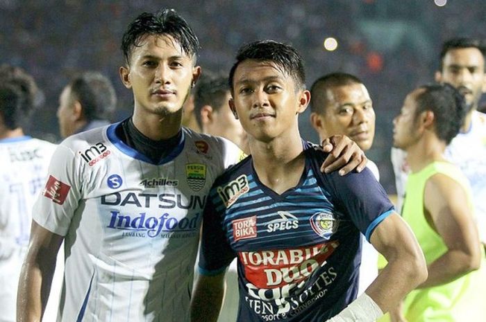 Gelandang Persib Bandung, Febri Haryadi (kiri), berpose dengan bek Arema Cronus, Johan Alfarizi, usai laga pekan ke-34 Torabika Soccer Championship 2016 yang berakhir dengan skor 0-0 di Stadion Kanjuruhan Malang, Jawa Timur (18/12/2016).