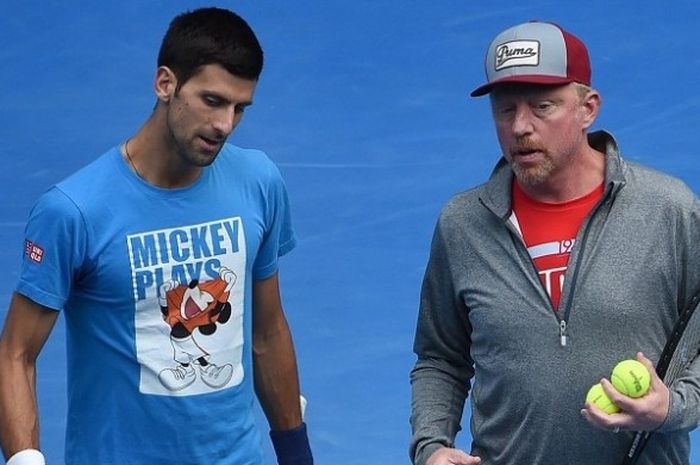 Petenis Serbia, Novak Djokovic (kiri) saat masih dilatih oleh Boris Becker pada sesi latihan menjelang Australia Terbuka 2016, 30 Januari 2016.