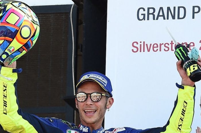 Pebalap Movistar Yamaha MotoGP, Valentino Rossi, berpose di podium setelah finis ketiga pada balapan GP Inggris yang berlangsung di Sirkuit Silverstone, Minggu (27/8/2017).