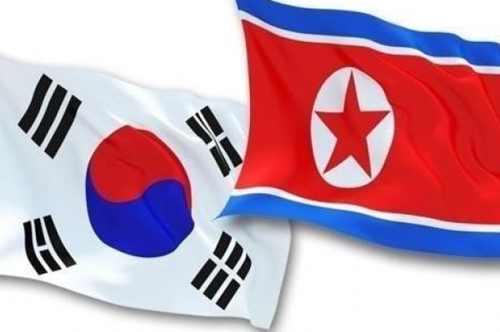  Bendera Korea Selatan (kiri) dan Korea Utara (kanan). 