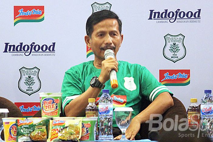    Pelatih PSMS Medan, Djadjang Nurdjaman, berbicara kepada media saat jumpa pers perkenalan Indofood sebagai sponsor PSMS Medan di Liga 1 2018  di Hotel Garuda Plaza, Kamis (22/2/2018) siang.   