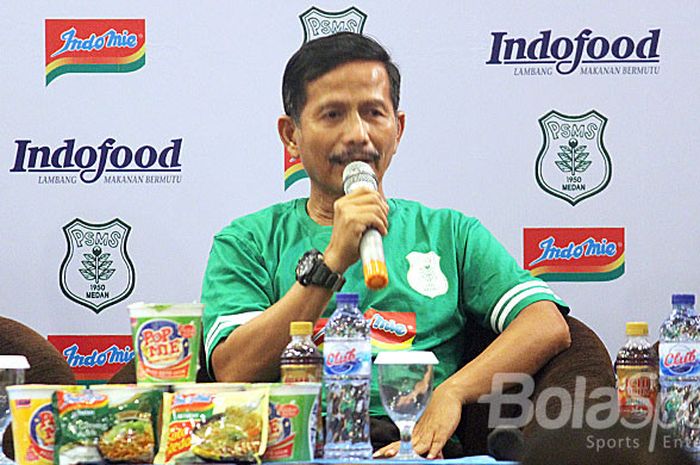  Pelatih PSMS Medan, Djadjang Nurdjaman, berbicara kepada media saat jumpa pers perkenalan Indofood sebagai sponsor PSMS Medan di Liga 1 2018  di Hotel Garuda Plaza, Kamis (22/2/2018) siang. 