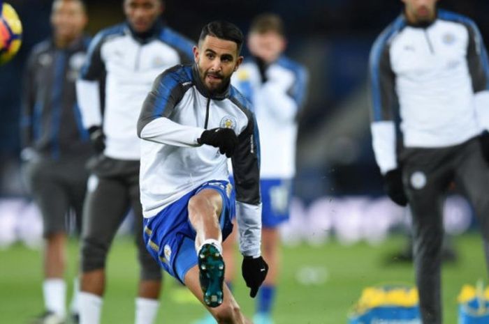 Riyad Mahrez saat melakukan pemanasan jelang laga Liga Inggris antara Leicester City dan Tottenham Hotspur di King Power Stadium, 28 November 2017.