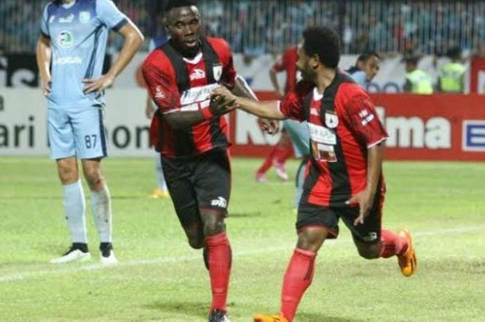 Dua pemain Persipura, Lukas Mandowen (kanan) dan James Koko Lomell merayakan gol tunggal skuat Mutiara Hitam ke gawang Persela di Stadion Surajaya, Lamongan, Senin (23/5/2016).