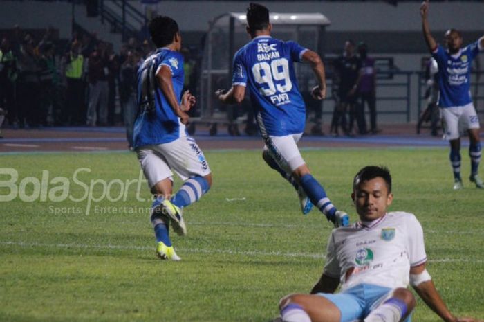 Selebrasi bomber Persib Bandung, Jonathan Bauman, seusai mencetak gol ke gawang Persela Lamongan pada pertandingan Liga 1, Senin (16/7/2018). 