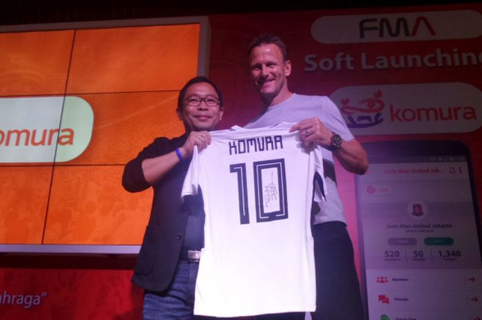  Mantan pemain timnas Inggris, Teddy Sheringham, berpose bersama Faizal Aidputra, Vice President of Business Development FMA dan CEO Komura pada acara launching aplikasi Komura di Jakarta, Kamis (3/5/2018). 