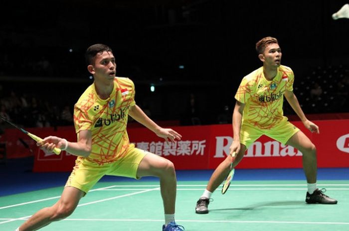 Pasangan ganda putra Indonesia, Fajar Alfian/Muhammad Rian Ardianto, mengembalikan kok ke arah Li Junhui/Liu Yuchen (China) pada babak perempat final Japan Open 2018 yang berlangsung di Musashino Forest Sport Plaza, Jumat (14/9/2018).