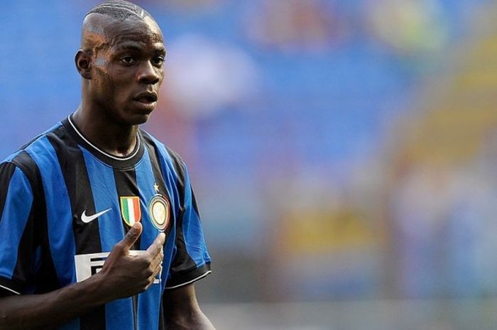 Mario Balotelli ketika beraksi membela Inter Milan dalam laga Serie A kontra Parma di Stadio Giuseppe Meazza, Milan, 13 September 2009.