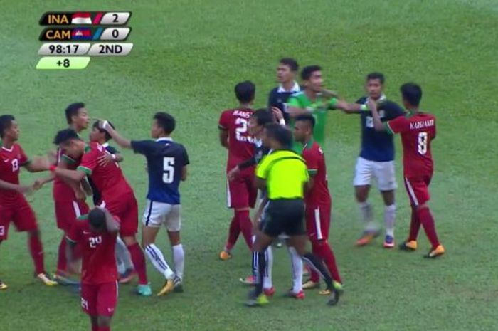 Kerusuhan pemain Timnas Indonesia dengan Kamboja di Stadion Shah Alam, Malaysia.