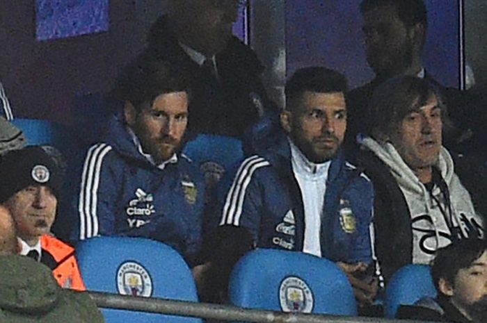 Pemain Argentina, Lionel Messi (kedua dari kiri) dan Sergio Aguero, menonton rekan-rekannya bertarung dalam laga persahabatan kontra Italia di Stadion Etihad, Manchester, Inggris, pada 23 Maret 2018.