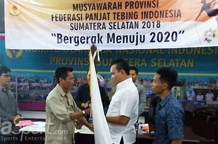 Sapto Hadiono, Sekretaris Jenderal Federasi Panjang Tebing Indonesia, menyerahkan bendara Panjat Tebing kepada Beni Hernedi sebagai ketua FPTI Porprov Sumsel, Kamis (5/4/2018) di Palembang.