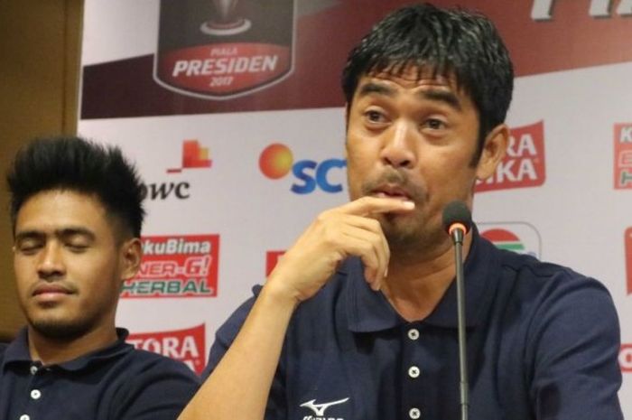 Pelatih Semen Padang, Nilmaizar, berbicara di konferensi pers jelang perempat final Piala Presiden 2017.