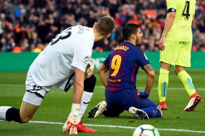 Ekspresi kekecewaan Luis Suarez setelah gagal mencetak gol ke gawang Getafe pada laga lanjutan Liga Spanyol di Stadion Camp Nou, Minggu (11/2/2018) waktu setempat.