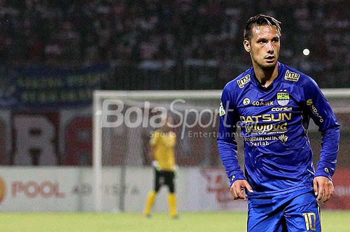 Gelandang Persib Bandung, Raphael Maitimo, saat tampil melawan Madura United dalam laga pekan ke-13 Liga 1 di Stadion Gelora Ratu Pamellingan, Jawa Timur, Minggu (09/07/2017) malam.