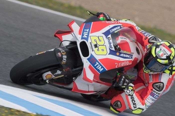 Pebalap Ducati asal Italia, Andrea Iannone, sedang menjalani sesi latihan bebas pertama GP Spanyol di Sirkuit Jerez, Jumat (22/4/2016).