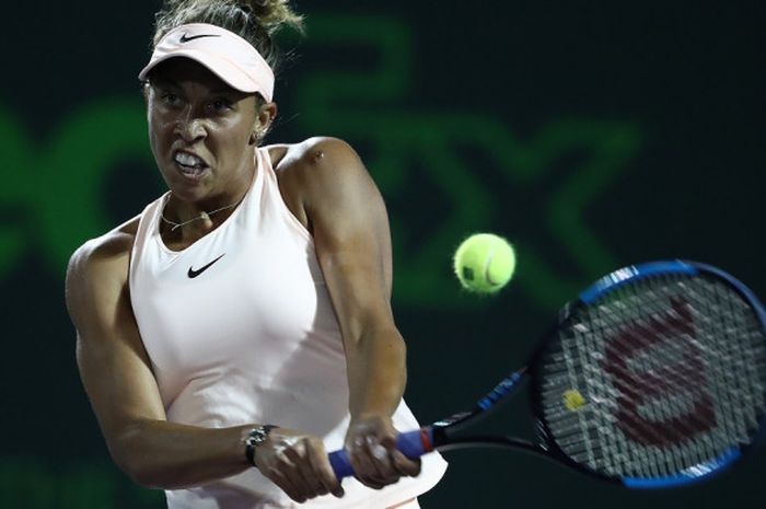 Petenis putri Amerika Serikat (AS), Madison Keys, mengembalikan pukulan yang dilepas sang lawan, Victoria Azarenka (Belarus) pada turnamen Miami Open 2018 yang berlangsung di Crandon Park Tennis Center, Key Biscayne, Florida, AS, 22 Maret 2018.