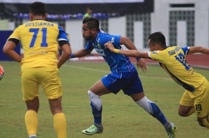 Aksi Zulham Zamrun dalam laga Persib Bandung kontra Persiba Balikpapan di Stadion Wibawa Mukti, Bekasi, Sabtu (1/10/2016). Pada laga ini Maung Bandung menang dengan skor tipis 2-1.