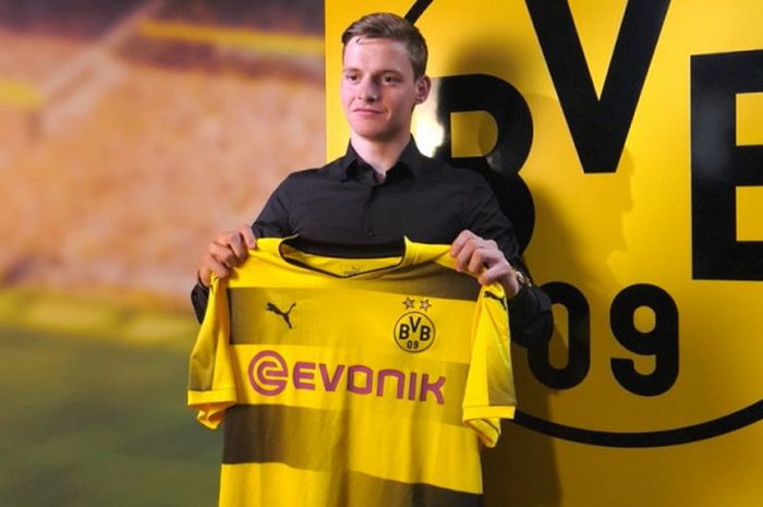 Gelandang muda baru Borussia Dortmund, Sergio Gomez, berpose bersama seragam tim.