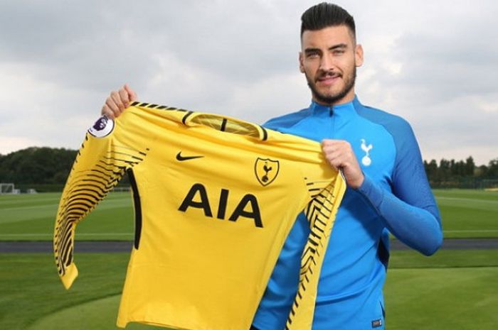 Kiper anyar Tottenham Hotspur, Paulo Gazzaniga, memamerkan seragam klub barunya.