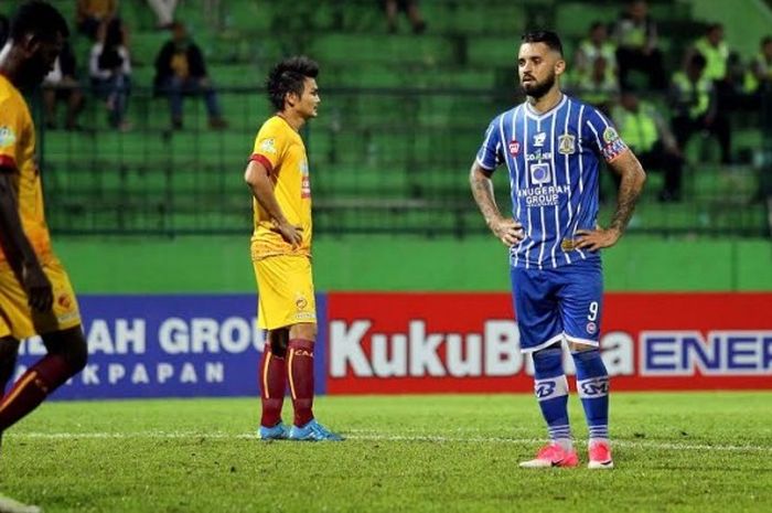 Raut kecewa striker Persiba Balikpapan, Marlon da Silva (kanan) seusai timnya kalah dari tamunya, Sriwijaya FC, pada pekan kelima Liga 1 musim 2017 di Stadion Gajayana, Kota Malang, 9 Mei 2017. 