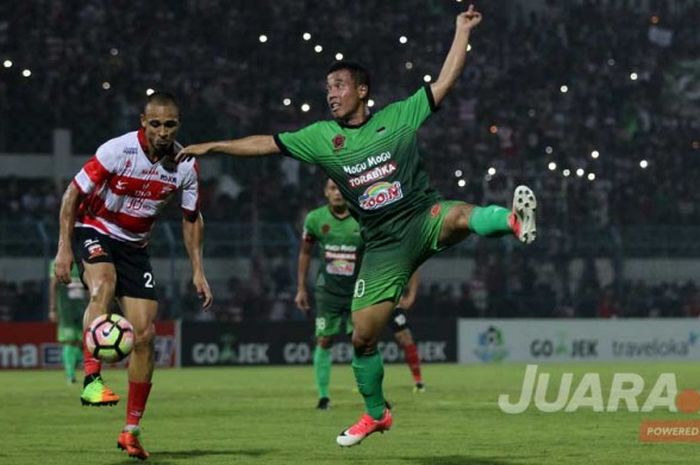 Pemain Marquee Player Madura United Peter Omewingi saat laga melawan PS TNI pekan 7 Gojek Traveloka Liga 1 yang berakhir dengan skor 4-1 di Stadion Gelora Bangkalan, Jawa Timur (19/05/2017) Jumat malam. 