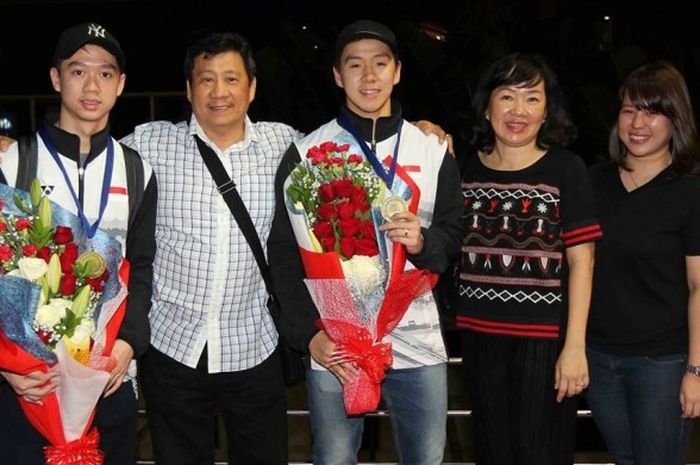 Juara All England 2017, Marcus Fernaldi Gideon/Kevin Sanjaya Sukamuljo, berfoto dengan kedua orang tua dan kekasih Marcus di Terminal Kedatangan 2E Bandara Soekarno-Hatta, Tangerang, Banten, Selasa (14/3/2017) petang WIB.