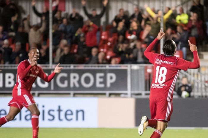 Striker Almere City asal Indonesia, Ezra Walian (kanan), merayakan gol yang dia cetak ke gawang MVV Maastricht dalam laga Eerste Divisie atau kasta kedua Liga Belanda di Stadion Yanmar, Almere, pada 6 Oktober 2017.