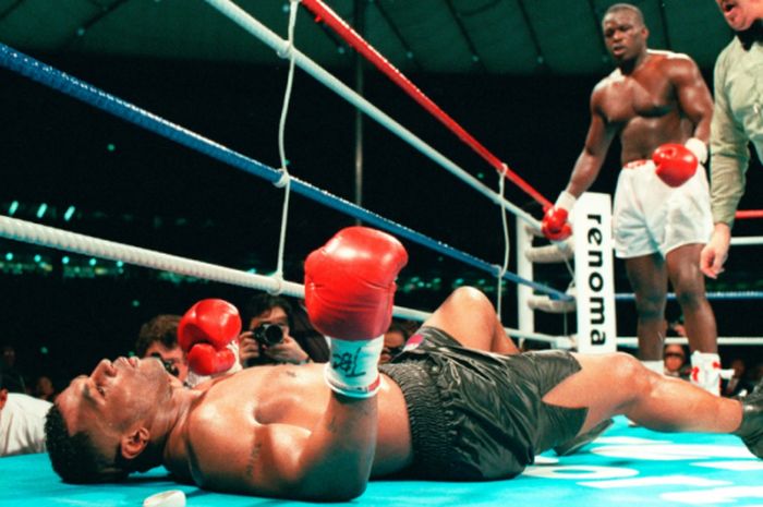 Mike Tyson dipukul KO oleh James Douglas pada pertarungan di Tokyo (11/2/1990).