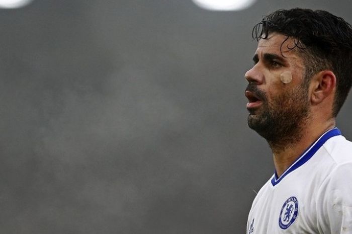 Ekspresi striker Chelsea, Diego Costa, saat tampil pada laga Premier League kontra Crystal Palace, di Stadion Selhurst Park, Sabtu (17/12/2016).