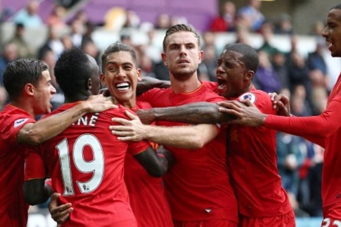 Roberto Firmino merayakan golnya bersama para pemain Liverpool lain dalam duel Premier League kontra Swansea City di Liberty Stadium pada 1 Oktober 2016.