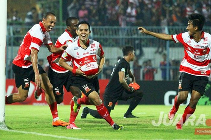 Pemain Madura United, Slamet Nurcahyo (ketiga dari kiri), melakukan selebrasi seusai mencetak gol ke gawang PS TNI dalam lanjutan Liga 1 di Stadion Gelora Bangkalan, Jawa Timur, Jumat (19/05/2018) .