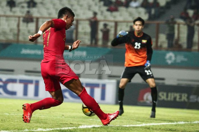 Pemain timnas Indonesia, Dedik Setiawan, melepas operan pada laga persahabatan internasional kontra Myanmar di Stadion Wibawa Mukti, Cikarang, Selasa (10/10/2018).