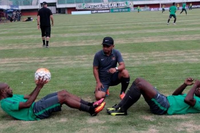 Duo pemain Persipura, penyerang Boaz Solossa dan bek Dominggus Fakdawer (kanan) menjalani latihan terpisah dengan pemain lain saat timnas berlatih di Stadion Maguwoharjo, Sleman, Kamis (6/10/2016) sore. 