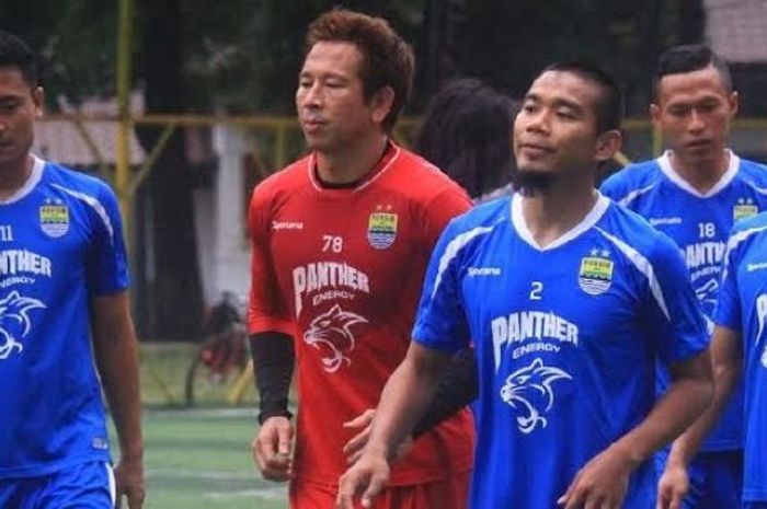 Bek Wildansyah (2) yang musim 2017 bakal jadi bagian Persib sudah gabung latihan skuat Maung Bandung di lapangan Futsal Ciujung, Jalan Supratman, Kota Bandung, Senin (23/1/2017).