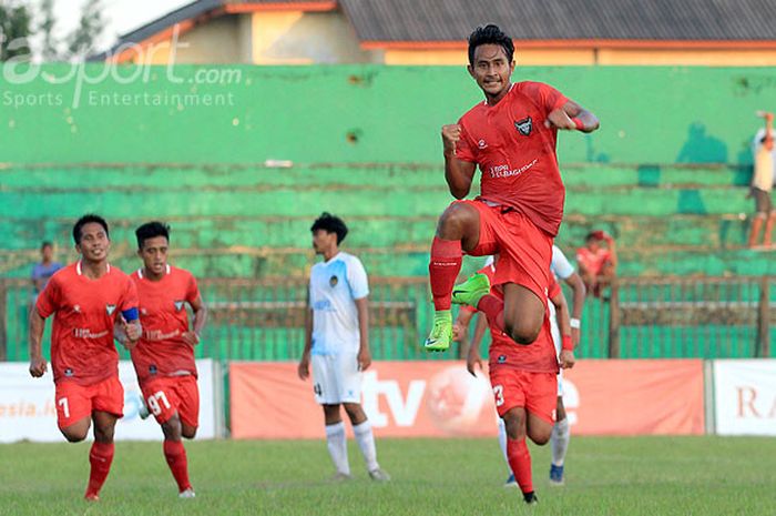 Pemain Madura FC, Andre Novemberyono, melakukan selebrasi seusai mencetak gol ke gawang PSIM Yogyakarta dalam laga Liga 2 di Stadion Ahmad Yani, Kamis (26/4) petang.