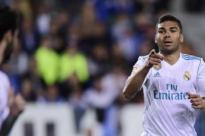 Gelandang Real Madrid, Casemiro, merayakan gol yang dicetaknya ke gawang Malaga dalam duel lanjutan Liga Spanyol, Senin (16/4/2018) WIB.