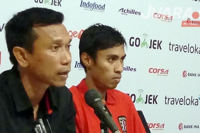 Pelatih Bali United, Widodo C. Putro (kiri), didampingi kapten tim, Fadil Sausu, berbicara kepada media dalam sesi konfrensi pres usai melawan Persib Bandung dalam laga pekan ke-8 Liga 1 di Stadion Kapten I Wayan Dipta, Gianyar, Rabu (31/5/2017) malam.