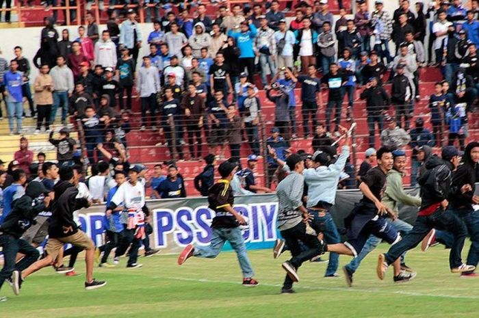 Suasana ricuh antar suporter PSIM, Brajamusti dan The Maident. Pada laga di Grup A di Stadion Sultan Agung, Bantul, Sabtu (15/10/2016), PSIM menaklukkan PSCS 3-1.