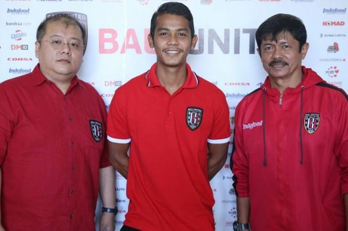 Pemain baru Bali United, Leo Guntara (tengah), berfoto bersama pelatih Indra Sjafri (kanan) dan CEO Yabes Tanuri.