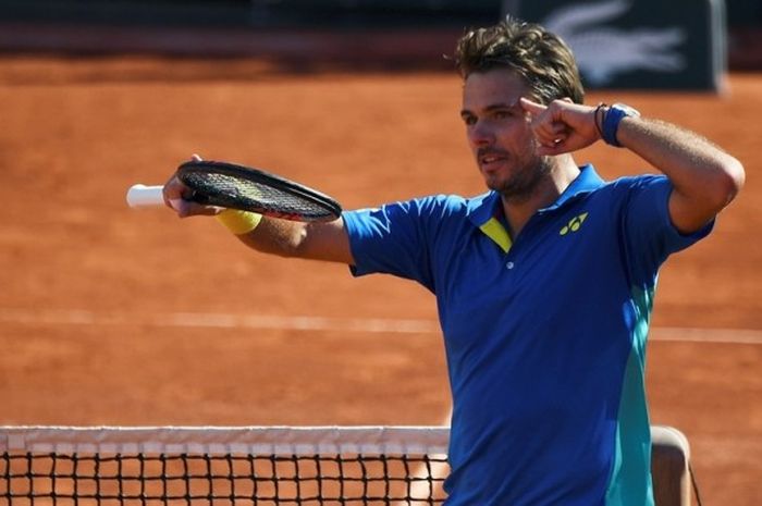 Petenis Swiss, Stan Wawrinka, merayakan kemenangan atas Andy Murray (Inggris Raya) pada babak semifinal Prancis Terbuka (Roland Garros) di Paris, Jumat (9/6/2017).