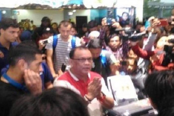Rombongan pemain Sriwijaya FC tiba di Bandar Udara Sultan Mahmud Badaruddin II, Senin (10/12/2018). 