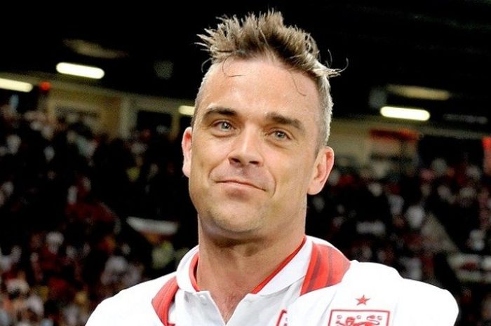 Penyanyi asal Inggris sekaligus pendiri Soccer Aid, Robbie Williams.