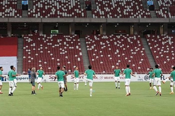 Timnas U-23 Indonesia melakukan pemanasan di Stadion Nasional, Singapura, sebelum melawan timnas U-23 Singapura, Rabu (21/3/2018). 