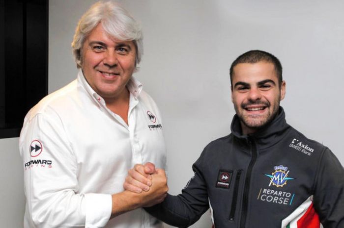 Romano Fenati saat menandatangi kontrak bersama tim Forward Racing yang merupakan tim yang dibela Stefano Manzi saat ini.