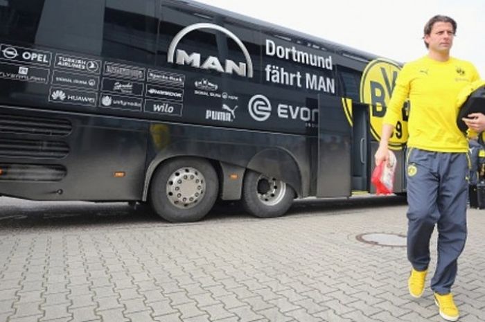 Kiper Borussia Dortmund, Roman Weidenfeller, meninggalkan bus tim menjelang pertandingan Bundesliga melawan Borussia Moenchengladbach di Borussia Park pada 11 April 2015.